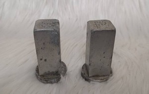 lot 2525 image: Pair of Metal Salt and Pepper Shakers 2-Piece Set