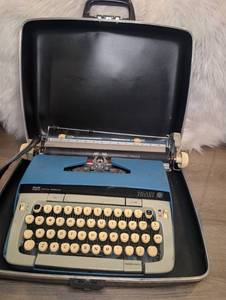 lot 2904 image: Smith-Corona Galaxie Twelve Portable Electric Typewriter with Carrying Case
