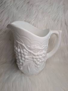 lot 3004 image: Vintage Milk Glass Pitcher