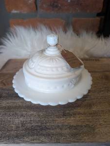 lot 3005 image: Milk Glass Candy Dish