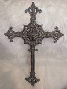 lot 3015 image: Large Decorative Cast Iron Cross&nbsp
