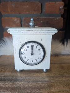 lot 4003 image: Quartz Tabletop Clock with Finial Top&nbsp