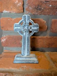lot 4015 image: Decorative Cross with Floral Center and Base- new