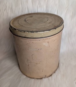 lot 4028 image: Vintage Distressed Tin Container&nbsp