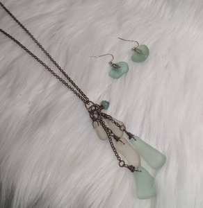 lot 4501 image: Green and White Stone Pendant Necklace  Matching Earrings