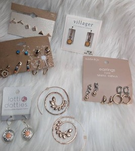 lot 4517 image: Gold Tone Jewelry Lot Earrings - NewPackaging