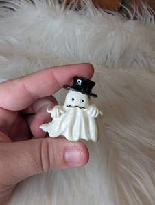 lot 4527 image: Ghost Figurine with Top Hat Brooch Pin
