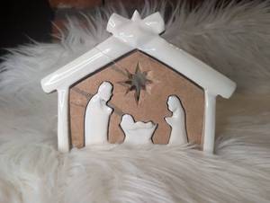 lot 5613 image: Nativity Stable House Figurine Display - new