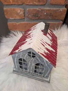 lot 5806 image: Metal House-Shaped Decor w Red Roof- new