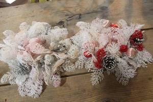 lot 4207 image: Vintage Plastic Christmas Candle Rings