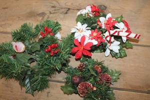 lot 4208 image: Vintage Plastic Christmas Candle Rings