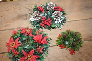 lot 4209 image: Vintage Plastic Christmas Candle Rings