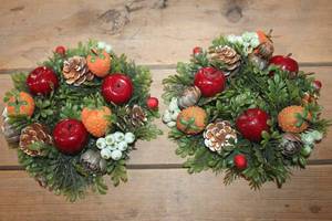 lot 4210 image: Vintage Plastic Christmas Candle Rings