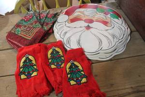 lot 4214 image: 8-Santa Placemats, Napkins and Hand Towels
