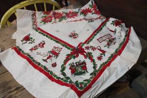 lot 4216 image: Vintage Christmas Tablecloths