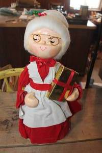 lot 4218 image: 17 Mrs. Claus