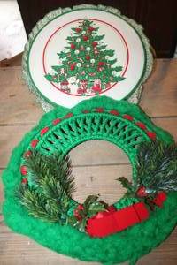 lot 4221 image: Vintage Dcor Wreath and More