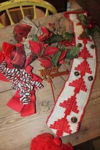 lot 4223 image: Christmas Decor Picks and More