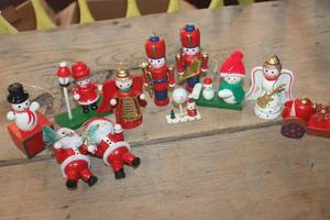lot 4232 image: Vintage Wooden Ornaments