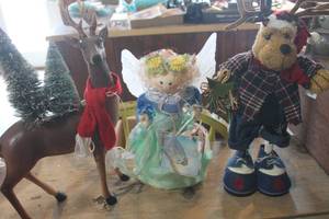 lot 4233 image: Christmas Dcor Figures
