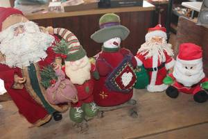 lot 4234 image: Dcor Santas and More