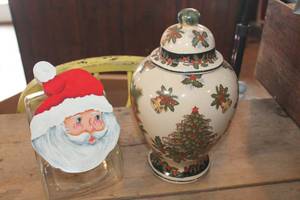 lot 4237 image: Santa Candy Jar and More small chip
