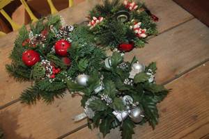 lot 4252 image: Vintage Plastic Christmas Candle Rings & More