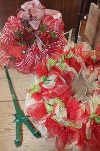 lot 4264 image: 2 Wreaths with Hanger