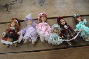 lot 4276 image: Lot of Dolls