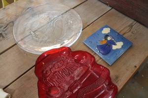 lot 4281 image: Glass Santa Serving Plate and More