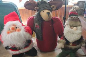 lot 4285 image: Santa and Moose Dcor Items