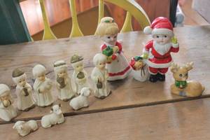 lot 4288 image: Vintage HomCo Figurines and More