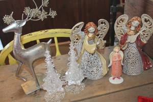 lot 4298 image: Dcor Christmas Angels and More