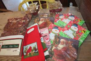 lot 4320 image: NIP Christmas Napkins, Tablecloth & More