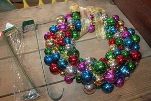 lot 4333 image: Christmas Wreath and Holders