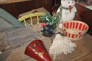 lot 4351 image: Christmas Decor Items