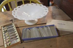lot 4372 image: Anchor Hocking Compote Dish and Vtg. Place Card Holders