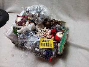 lot 33951 image: Bundle of Christmas tree ornaments