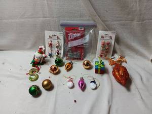 lot 33954 image: Bundle of Christmas ornaments in various shapes and sizes
