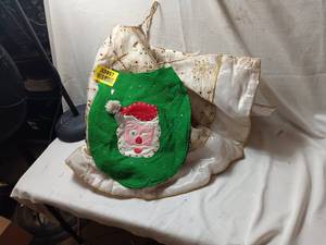lot 33957 image: Christmas tree skirt in Gold and white with ties