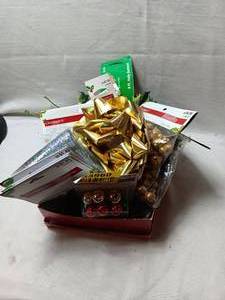 lot 33960 image: Bundle of Christmas decor