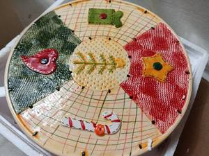 lot 33961 image: Holiday Cake platter microwave-safe