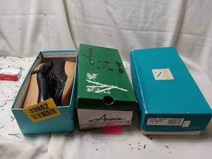 lot 33982 image: Womens dress flat shoes size 7, womens black leather lace-up comfort shoes size 7, and womens one-inch heel shoes size 7