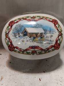 lot 34154 image: Christmas Musical Wind up Decoration.