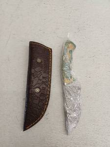 lot 21698 image: MHSCutlery Damascus Steel Knife w Leather Sheath, 8 Inch