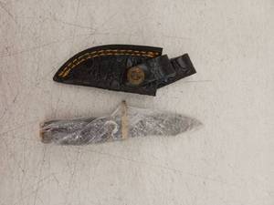 lot 21710 image: MHSCutlery Damascus Steel Blade Knife with Leather Sheath, 6 Inch