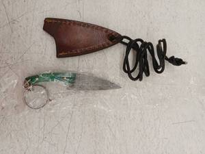 lot 21718 image: MHSCutlery Damascus Steel Blade Knife w Keychain &amp Leather Sheath, 4 Inch