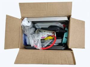 lot 63630 image: Box of Miscellaneous Kitchen Items