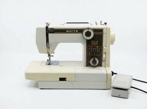 lot 63640 image: vintage White Model 999 Sewing Machine