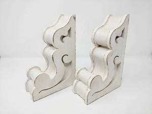 lot 64000 image: Pair of Decorative White Wood CorbelsShelf Brackets